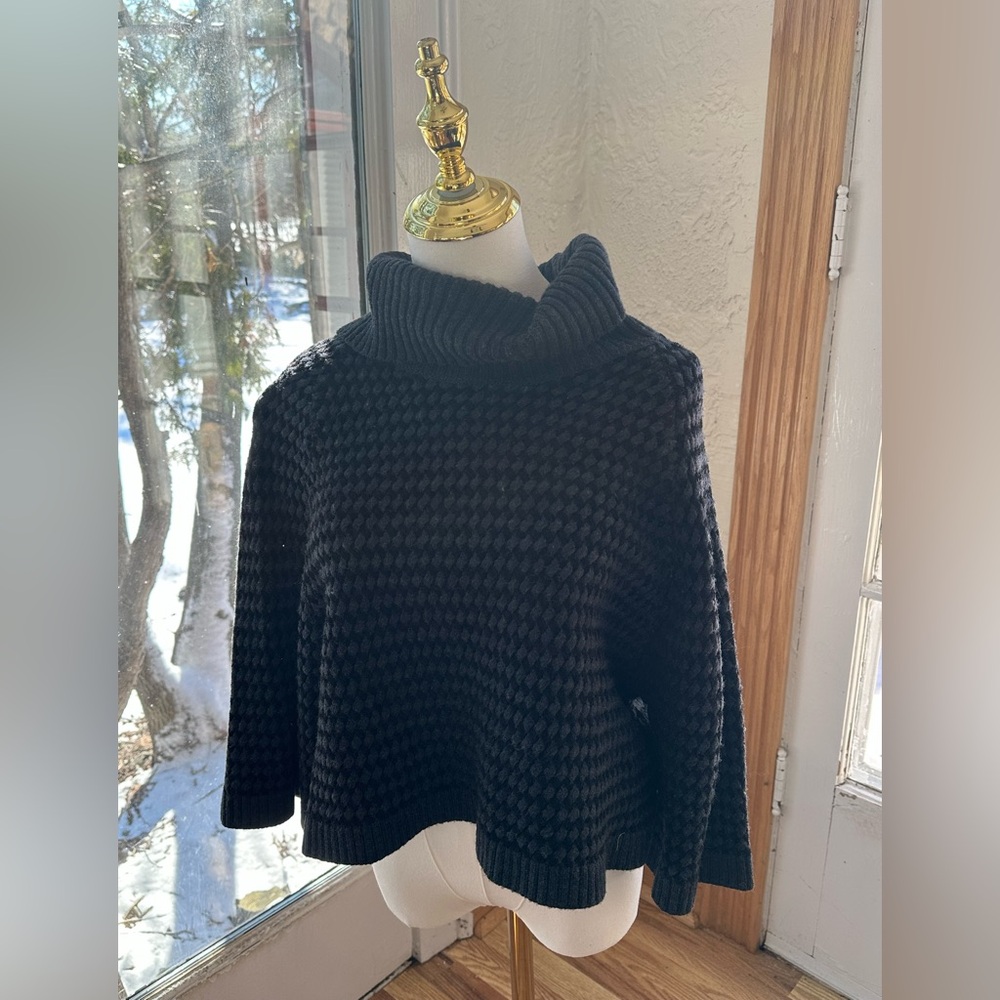 ALICE and OLIVIA fancy crop sweater size M